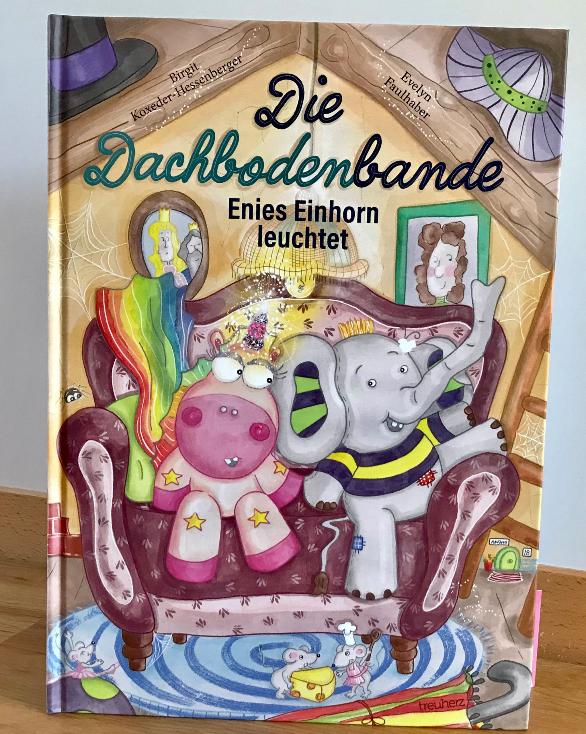 Die Dachbodenbande. Eines Einhorn leuchtet, Verlag: Treuherz Verlag, Erscheinungsjahr: 2020, ISBN: 978-3-200-06902-2